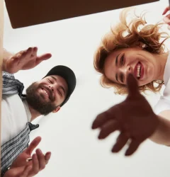 Dos personas tratando se sacar algo de una caja